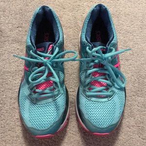 ASICS GT-2000 women’s sneakers